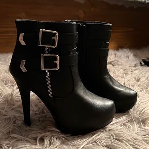 JustFab Black Ankle Boots with 2 Silver Belt Buckles on both sides, Size 7 (New)